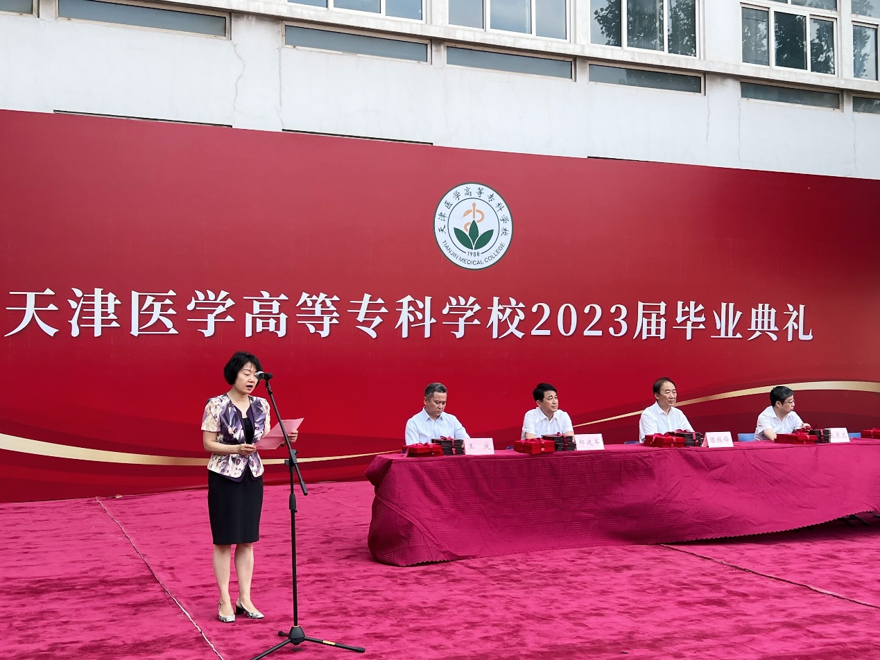 图片包含 建筑, 户外, 女人, 男人描述已自动生成