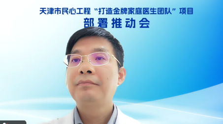 穿着蓝色衣服的男人在微笑AI 生成的内容可能不正确。