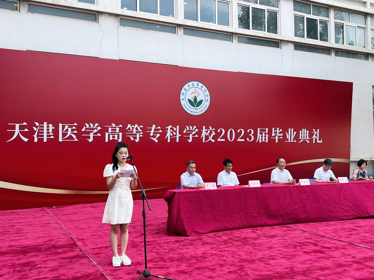 图片包含 建筑, 女人, 站, 院子描述已自动生成